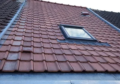Couverture en tuiles avec fenêtre de toit Velux